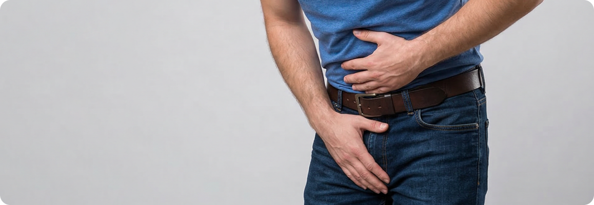 Мужчина держится за пах от боли