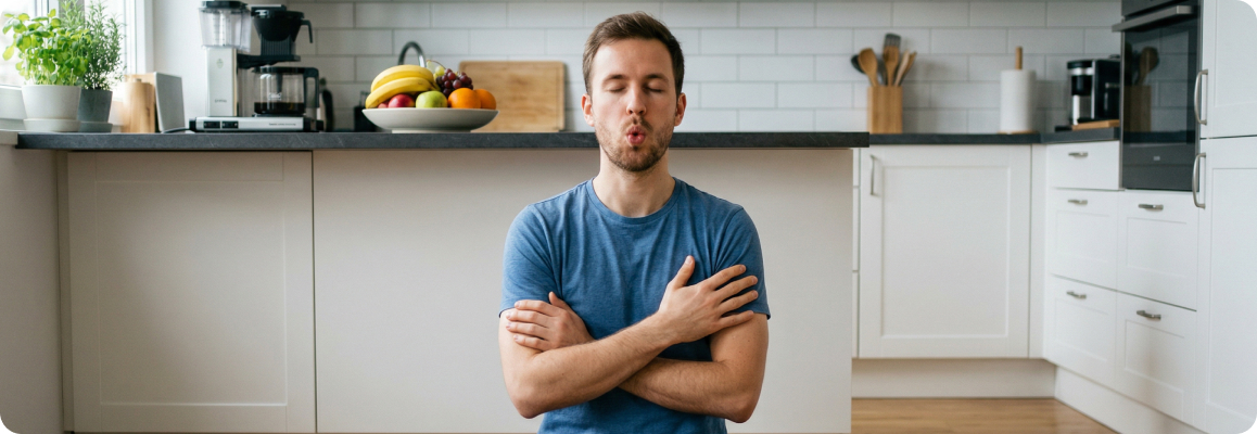 Мужчина с головной болью на кухне