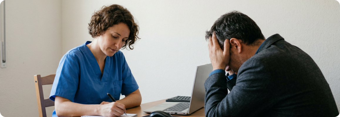 Врач консультирует пациента с головной болью