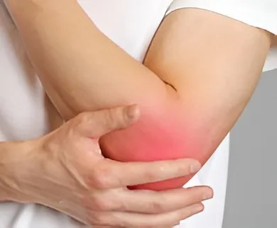 Эпикондилит локтевого сустава что это такое лечение. Медиальный надмыщелок локтевого. Локоть теннисиста латеральный эпикондилит. Латеральный эпикондилит локтевого сустава. Латеральный эпикондилит сухожилие.