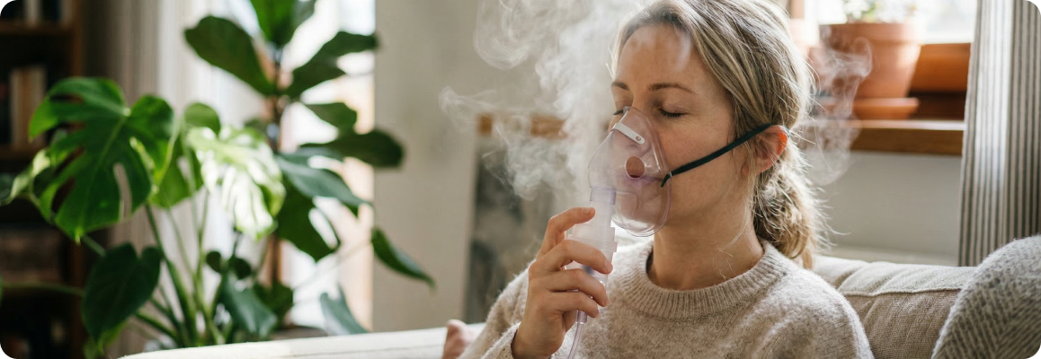 Женщина с ингалятором - группа риска бронхиальной астмы